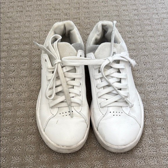 On Running Classic White Sneakers the Roger - Picture 1 of 5